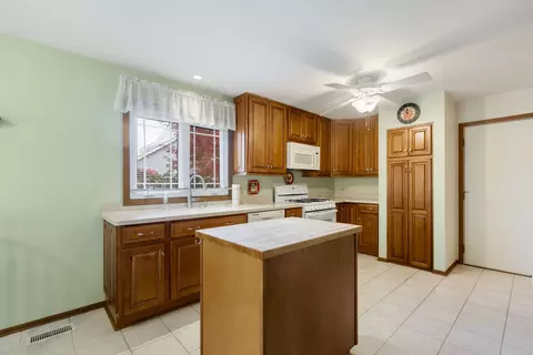 Kitchen - 6068 Morningside Ct, Gurnee, IL 60031 photo 3 of 4
