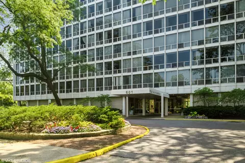601 E 32nd St #801, Chicago, IL 60616