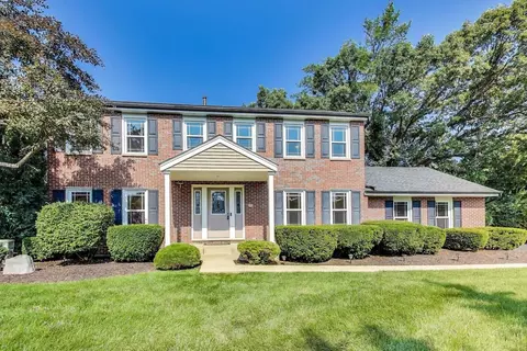1601 Saddle Hill Rd, Green Oaks, IL 60048