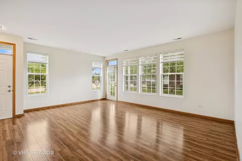Living - 1541 Matthew Dr #1, Algonquin, IL 60102 photo 2 of 3