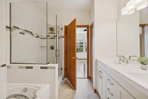 Bath - 1541 Matthew Dr #1, Algonquin, IL 60102 photo 1 of 2