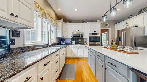1055 White Pine Dr, Cary, IL 60013 photo 8