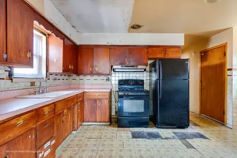 Kitchen - 7652 W 63rd Pl, Summit, IL 60501 photo 4 of 6