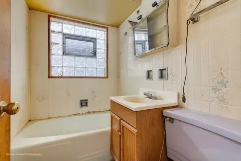 Bath - 7652 W 63rd Pl, Summit, IL 60501 photo 2 of 3