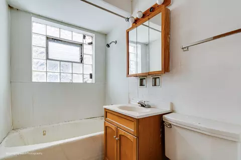 Bath - 7652 W 63rd Pl, Summit, IL 60501 photo 1 of 3