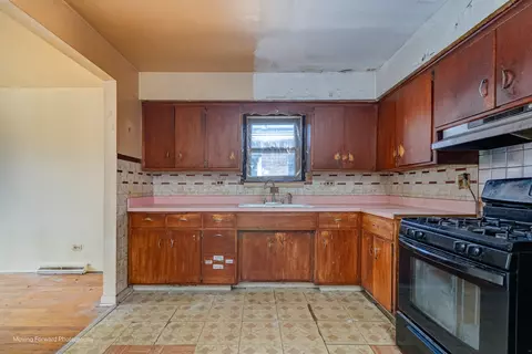 Kitchen - 7652 W 63rd Pl, Summit, IL 60501 photo 6 of 6
