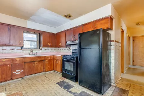Kitchen - 7652 W 63rd Pl, Summit, IL 60501 photo 5 of 6