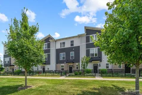875 Finley Dr, Aurora, IL 60504