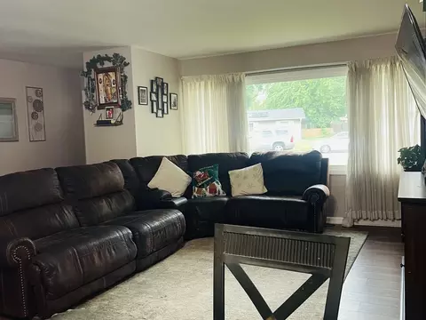 Living - 36 Circle Dr E, Montgomery, IL 60538 photo 2 of 2