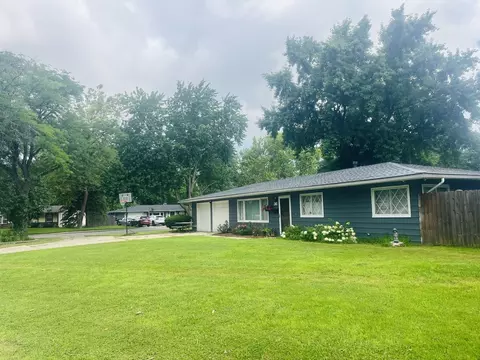 Exterior - 36 Circle Dr E, Montgomery, IL 60538 photo 3 of 11