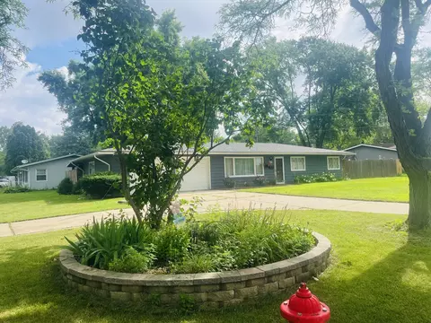 Exterior - 36 Circle Dr E, Montgomery, IL 60538 photo 4 of 11