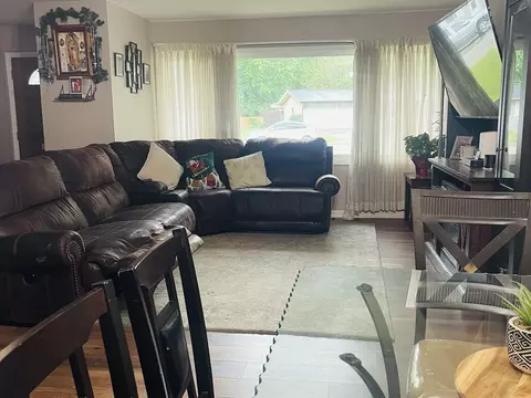 Living - 36 Circle Dr E, Montgomery, IL 60538 photo 1 of 2