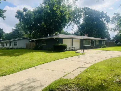Exterior - 36 Circle Dr E, Montgomery, IL 60538 photo 2 of 11