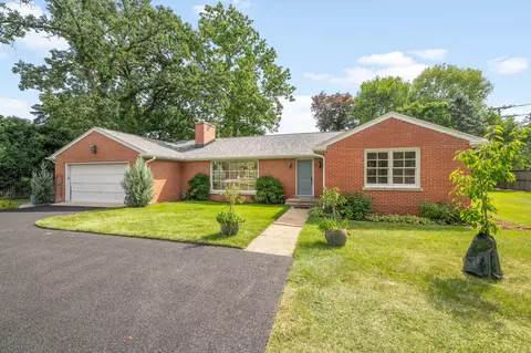 985 W Deerpath Rd, Lake Forest, IL 60045