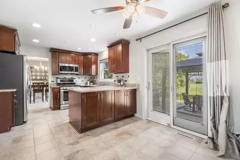 Kitchen - 140 Amherst Dr, Bartlett, IL 60103 photo 4 of 4