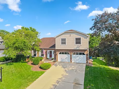 140 Amherst Dr, Bartlett, IL 60103