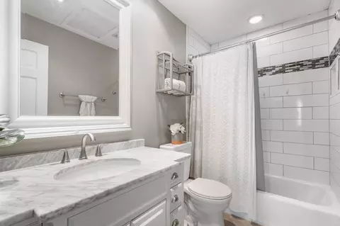 Bath - 140 Amherst Dr, Bartlett, IL 60103 photo 2 of 4