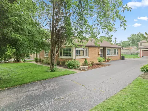 9965 Elm Circle Dr, Oak Lawn, IL 60453