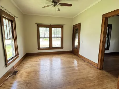 Living - 508 Palmyra St, Dixon, IL 61021 photo 2 of 3