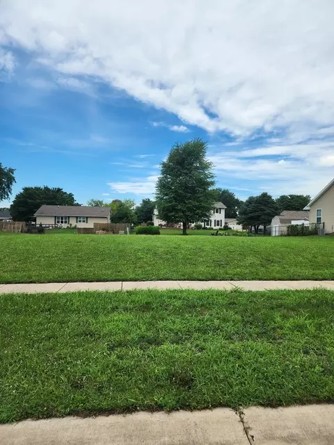 128 Wilshire Dr, Tuscola, IL 61953