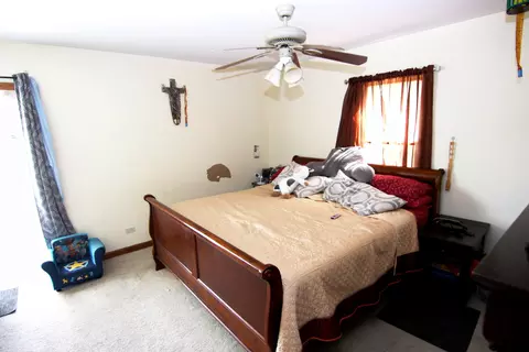Bedroom - 472 Division St, Elgin, IL 60120 photo 2 of 3