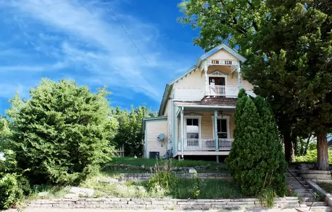 472 Division St, Elgin, IL 60120