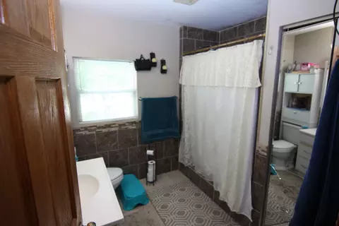 Bath - 472 Division St, Elgin, IL 60120 photo 2 of 2