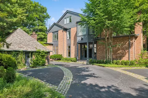 101 N Mayflower Rd, Lake Forest, IL 60045