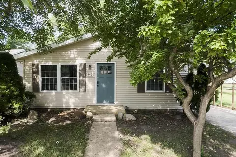 842 N Walnut St, Monticello, IL 61856