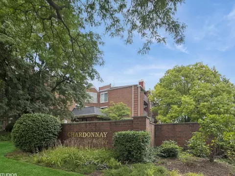 805 Leicester Rd #116, Elk Grove Village, IL 60007