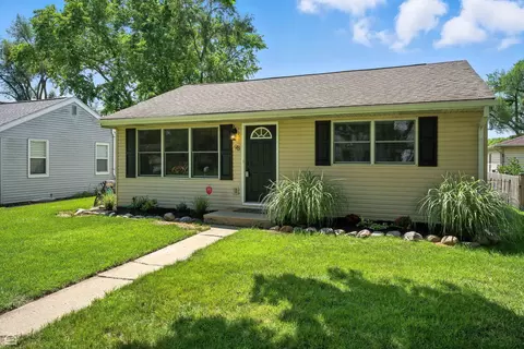 98 S Heather Dr, Crystal Lake, IL 60014
