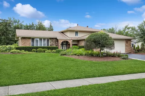 17 W085 Elm Ct, Willowbrook, IL 60527