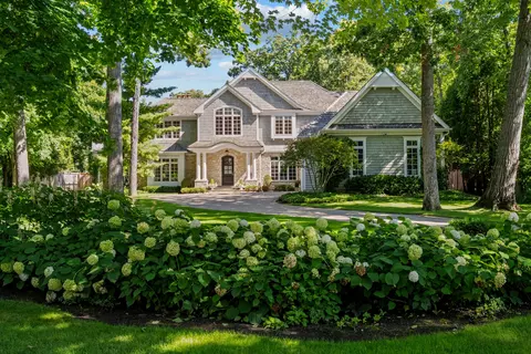 326 E Witchwood Ln, Lake Bluff, IL 60044