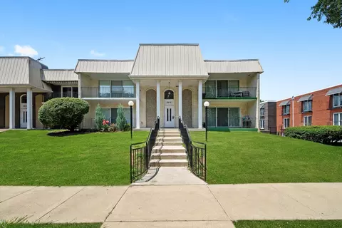 9818 S Karlov Ave #D, Oak Lawn, IL 60453