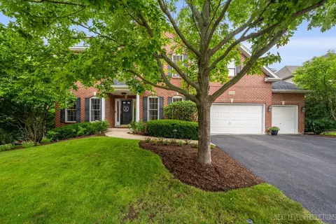 558 Cole Dr, South Elgin, IL 60177
