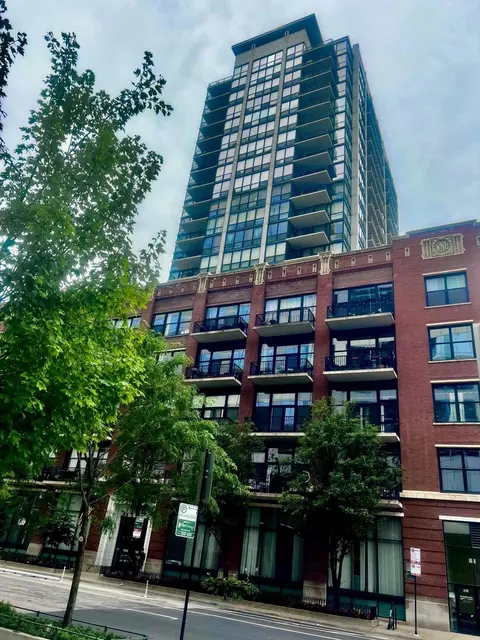 210 S Desplaines St #P202, Chicago, IL 60661