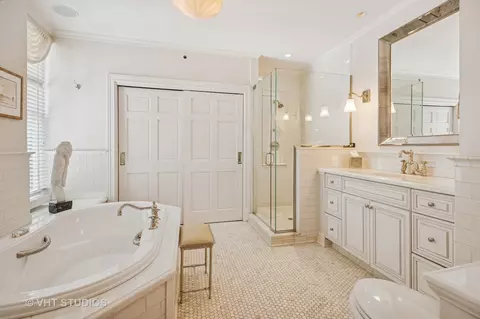 Bath - 20 E Cedar St #8B, Chicago, IL 60610 photo 1 of 3