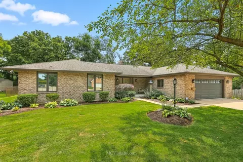 210 Shawnee Dr, Minooka, IL 60447