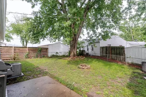 Exterior - 307 Meadows Ave, Bloomington, IL 61701 photo 2 of 3