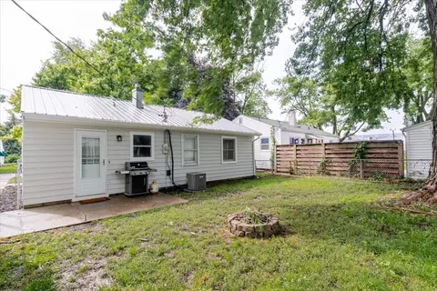 Exterior - 307 Meadows Ave, Bloomington, IL 61701 photo 3 of 3