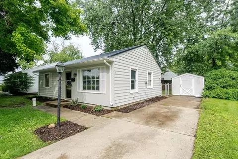 307 Meadows Ave, Bloomington, IL 61701