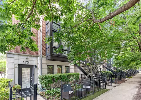 1701 W George St #62, Chicago, IL 60657