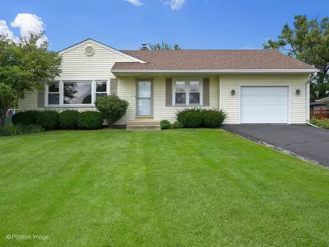 110 Holly Ave, Darien, IL 60561