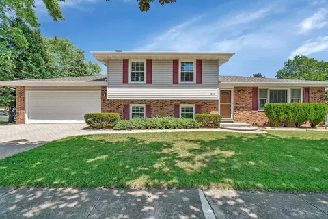 220 Shabbona Dr, Minooka, IL 60447
