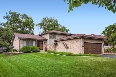 1220 E Wellwood Dr, Lockport, IL 60441