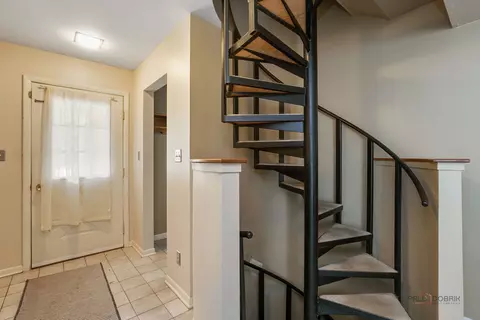 Entry Way - 542 E Prospect Ave, Lake Bluff, IL 60044 photo 2 of 2