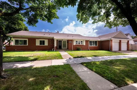 7521 N Albany Ave, Chicago, IL 60645