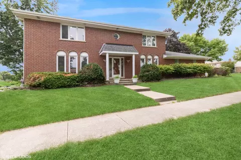 601 S Saint Cecilia Dr, Mount Prospect, IL 60056