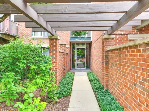 441 Kelburn Rd #111, Deerfield, IL 60015