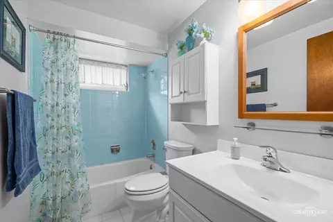 Bath - 1165 Crestview Dr, Elgin, IL 60123 photo 2 of 2